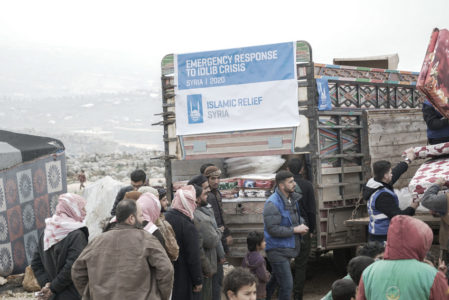 Equipos de ayuda islámica de Siria distribuyen ayuda en Idlib