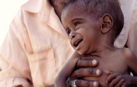 Niño llorando en brazos de su padre