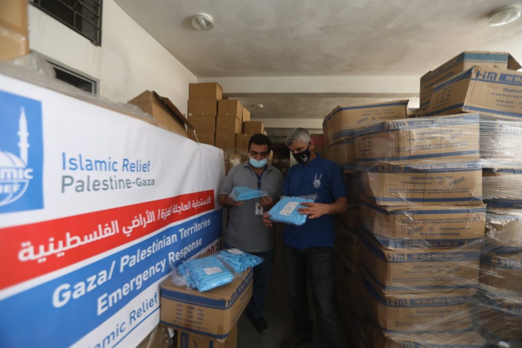 Distribuyendo suministros médicos urgentes al hospital Al-Shifa en Gaza.