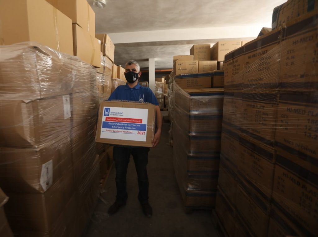 Distribuyendo suministros médicos urgentes al hospital Al-Shifa en Gaza.