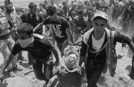 Civiles asistiendo a una persona herida en Gaza