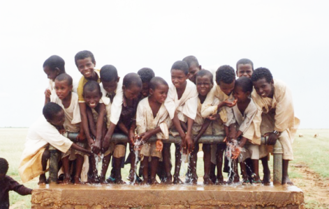 niños jugando con el suministro de agua