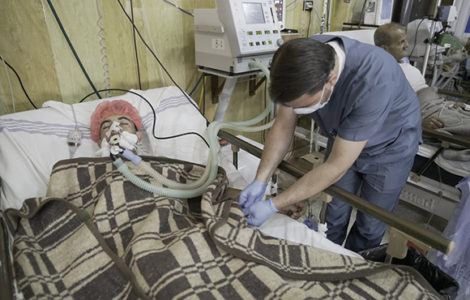 Dr. en Idlib tratando a un paciente