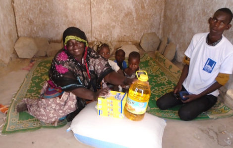 Aicha y su familia pudieron tener un paquete de alimentos en Ramadan