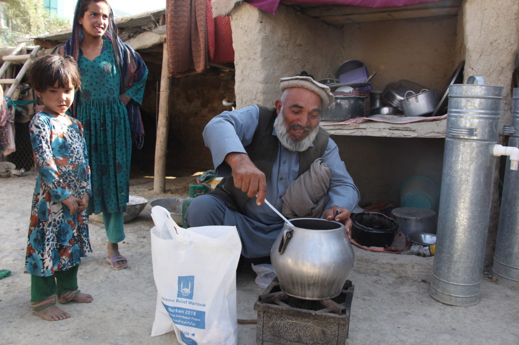 Housain preparando la carne de udhiya para su familia