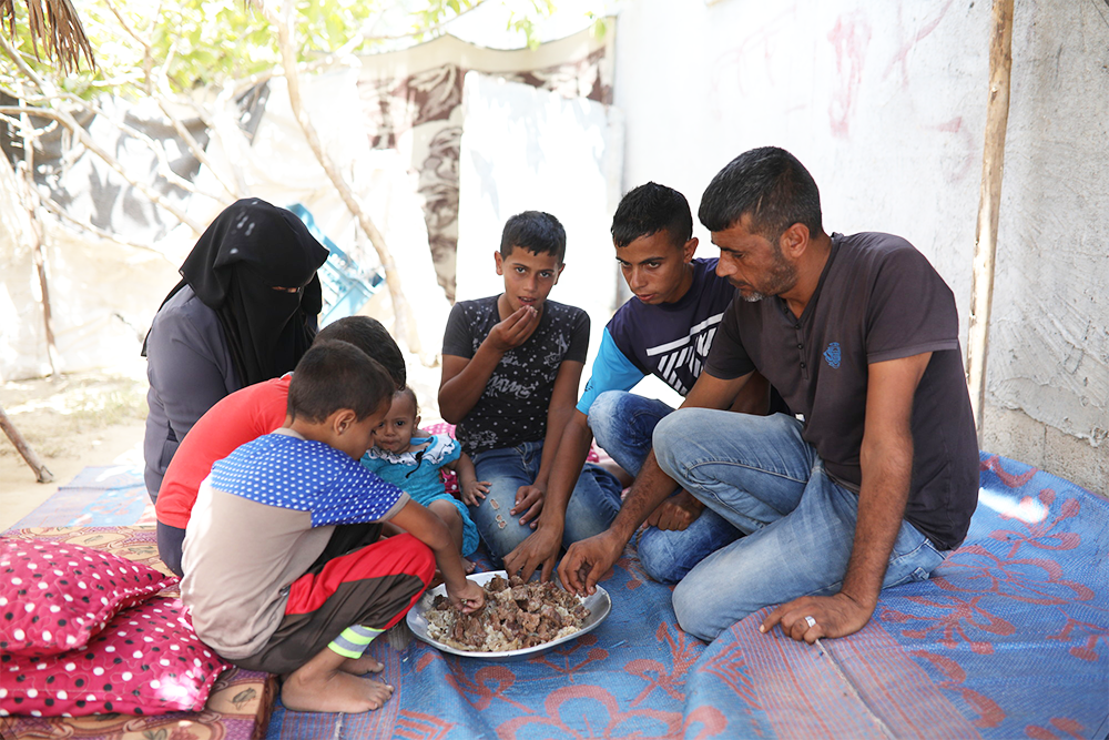 Ayed y su familia comiendo carne de Ushiya