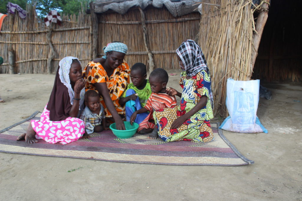 Zaynab, viuda y madre de cinco hijos en Chad recibe el paquete de carne de Udhiya de Islamic Relief - Zaynab de Chad celebra el Eid con sus 5 hijos con Islamic