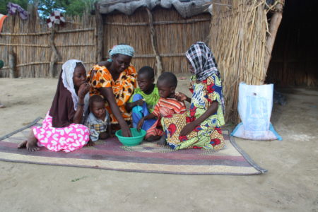 Zaynab y su familia comiendo carne de Udhiya en Chad