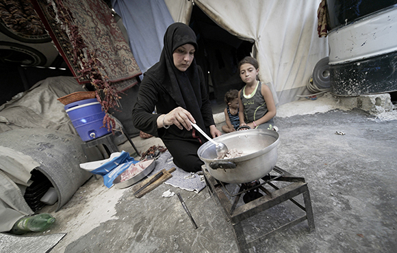 Um Yousef preparando la comida para sus hijos