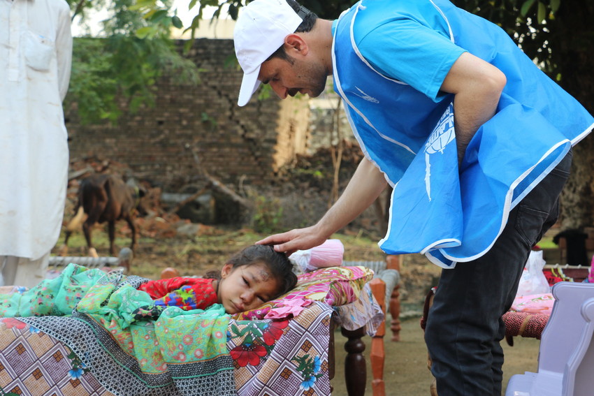 Trabajador atendiendo a una niña herida