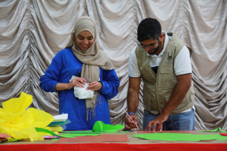 Voluntarios preparando manualidades para el campamento