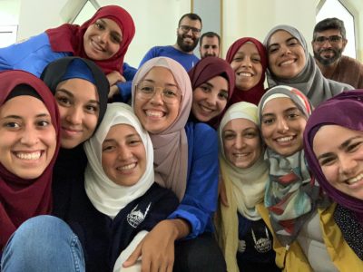 Voluntarios y trabajadores sonriendo a la cámara