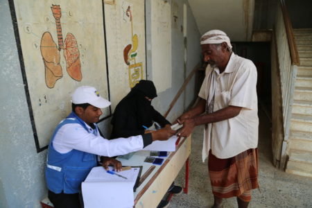 Qadri recibiendo la ayuda