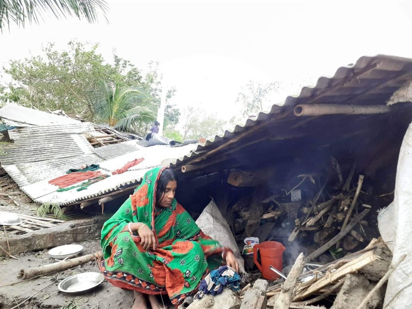 Una mujer observa lo que queda de su hogar tras el ciclón