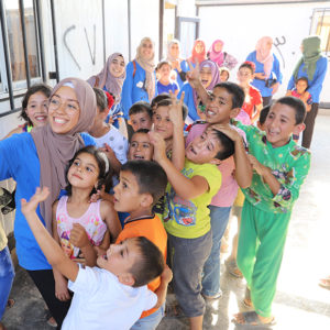 Niños jugando en el campo de refugiados en el Líbano