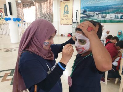 Hatim, un refugiado sirio, pidió que se le pintara la cara como al Joker