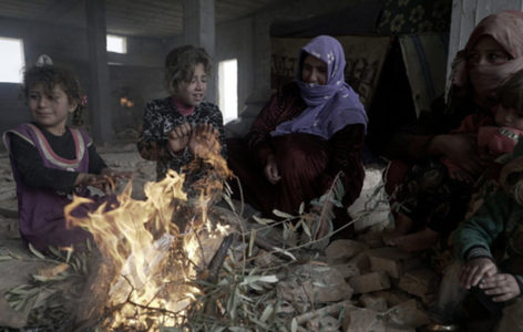 Familia siria refugiándose del frio