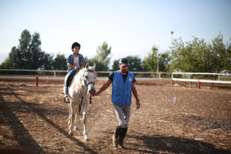 Niños montando a caballo en una de las actividades de verano en el Líbano