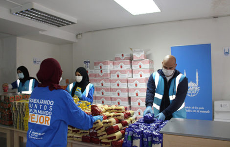Voluntarios de Cataluña empaquetando alimentos