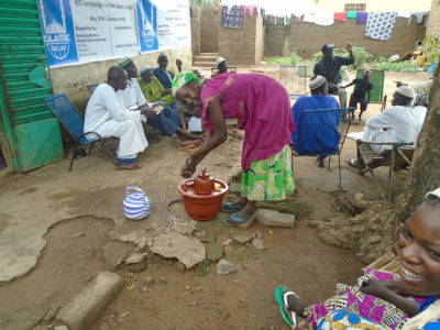 Assanatou Traore lavándose las manos, Mali