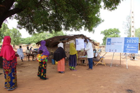 Trabajadores en Mali ayudando a las familias