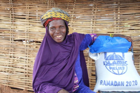 Mujer con el paquete de alimentos de Ramadán