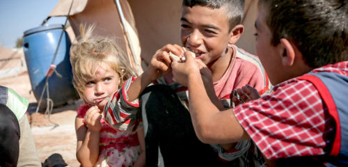 Niños comiendo carne de Udhiya