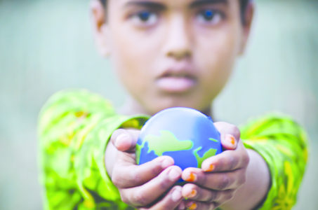 Niño sosteniendo una bola del mundo
