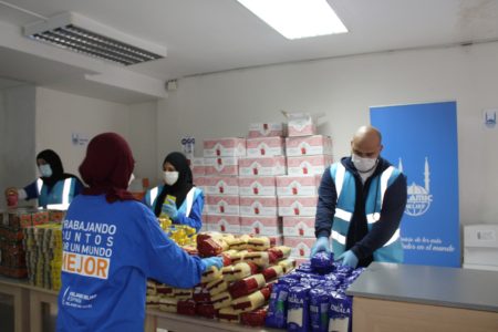 Voluntarios preparando lotes de alimentos