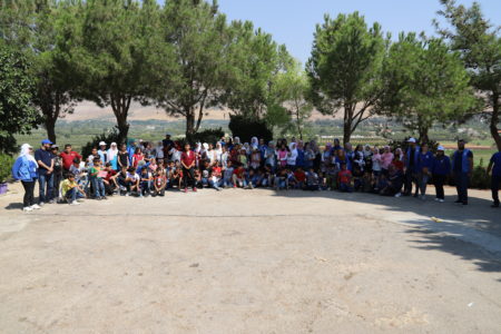 Foto grupal de todos los niños refugiados con el personal y voluntarios de Islamic Relief