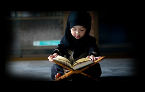 Niña leyendo el Corán