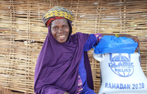Beneficiaria de una paquete de alimentos de Ramadán en Mali