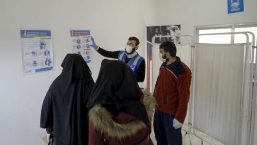 Trabajador explicando medidas de protección