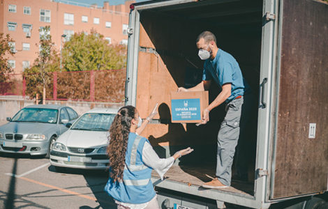 Voluntarios descargando los paquetes de alimentos