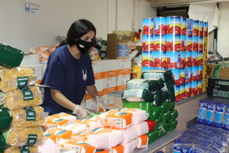 Voluntaria preparando los paquetes de alimentos
