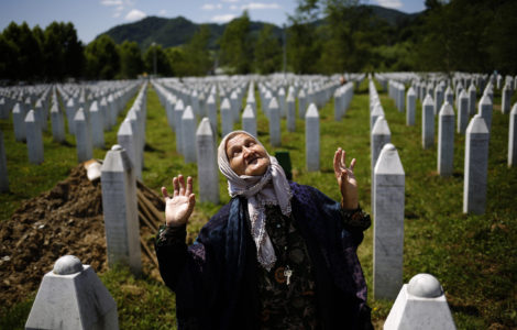La mujer reacciona mientras se para cerca de la tumba de un pariente en el Memorial de la masacre de Srebrenica