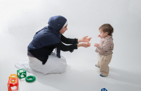 Niña jugando con su hermano