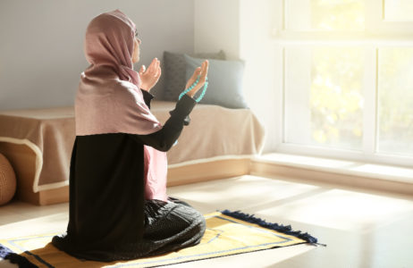 Mujer realizando dhikir encima de una alfombra