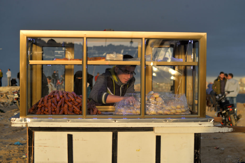 Un kiosko de comida dirigido por un joven emprendedor de Gaza