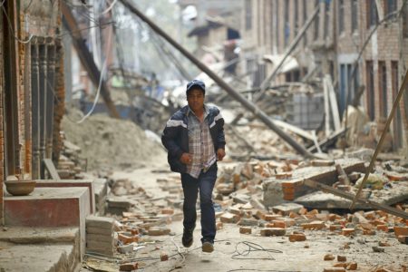 Persona corriendo para protegerse de la emergencia