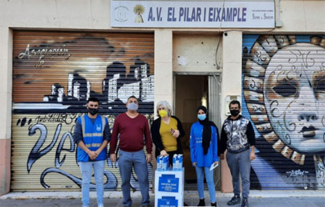 Nuestros compañeros repartiendo los paquetes de alimentos