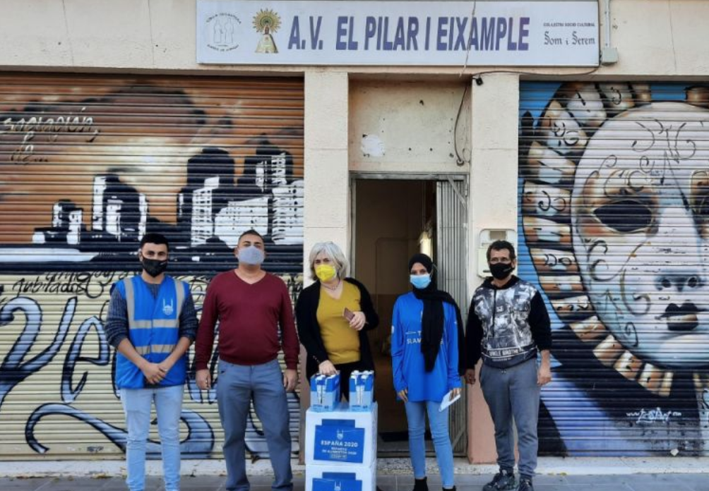 Nuestros compañeros repartiendo los paquetes de alimentos