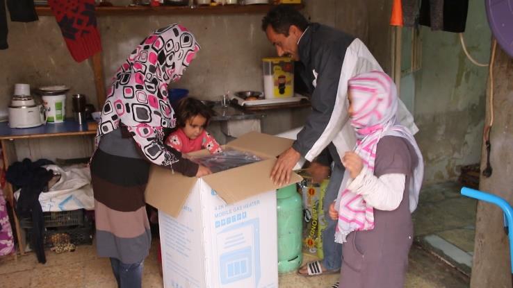 Ahmed y su familia abriendo una caja