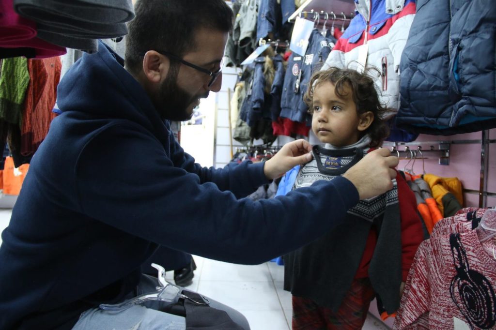 Probando ropa para los niños de Ahmed