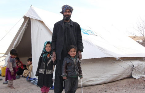 Sanaullah y sus hijos frente a su casa