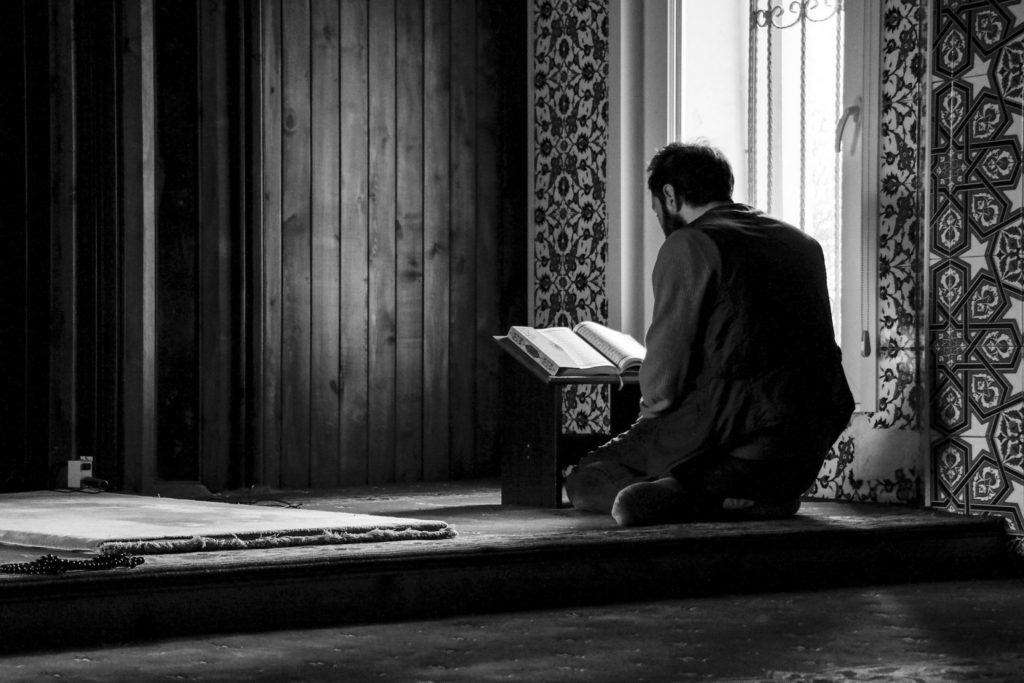 Hombre rezando en la mezquita
