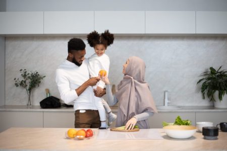 Familia preparando la comida