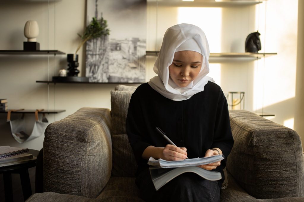 Una hermana planificando sus metas de Ramadán