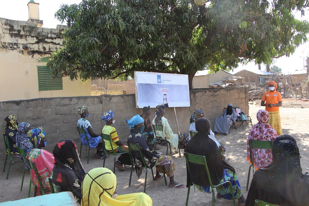 Una sesión comunitaria de Islamic Relief para concienciar sobre la violencia de género en Mali.