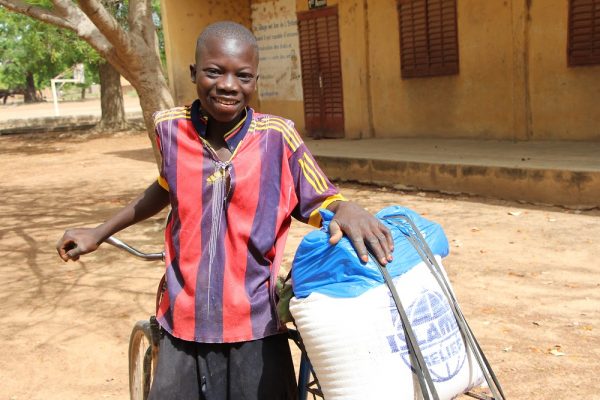 Un chico recoge el paquete de alimentos de Ramadán para su familia en Ouelessebougou, Mali.